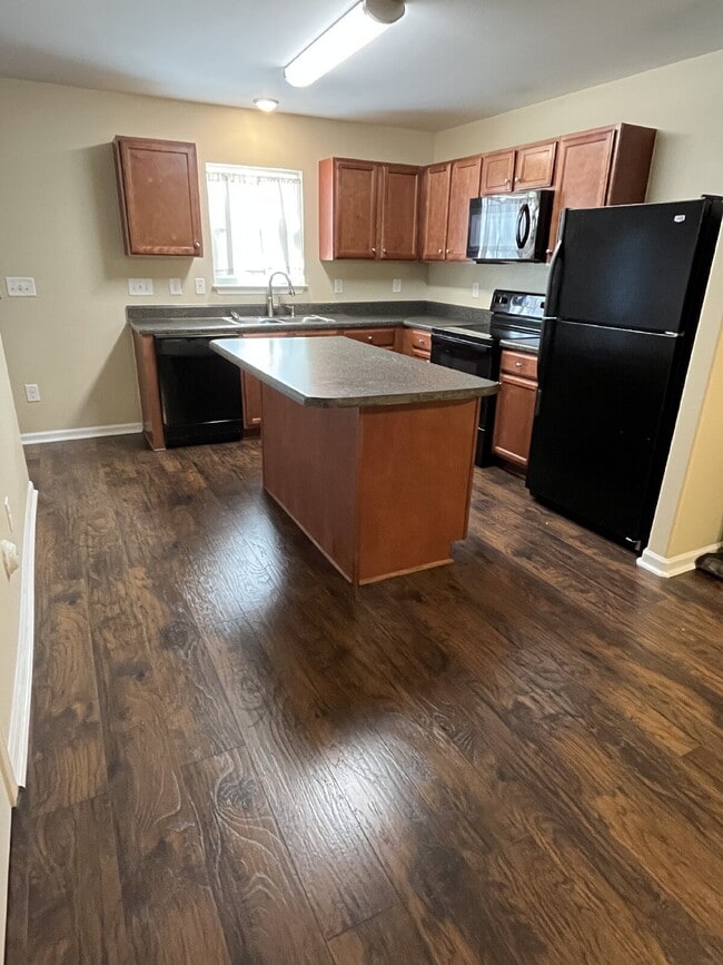 Building Photo - "Charming 2-Bedroom Townhouse Retreat with 2.5 Baths in Kernersville!"