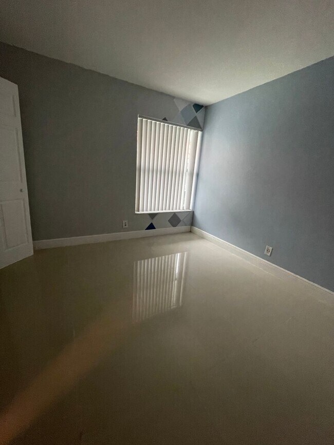 Building Photo - Charming Apartment in Fort Lauderdale
