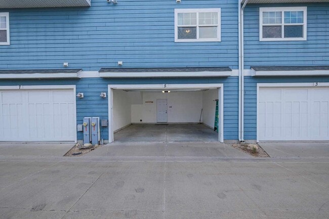 Building Photo - 5 River Row