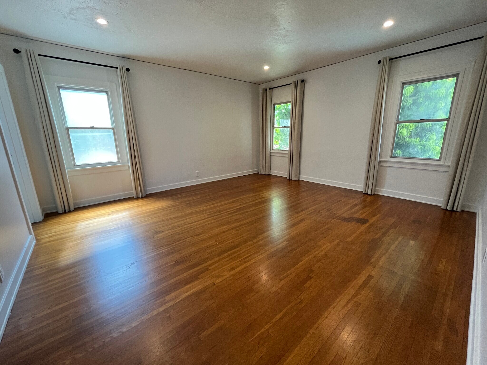 Building Photo - 109 N Mansfield Ave