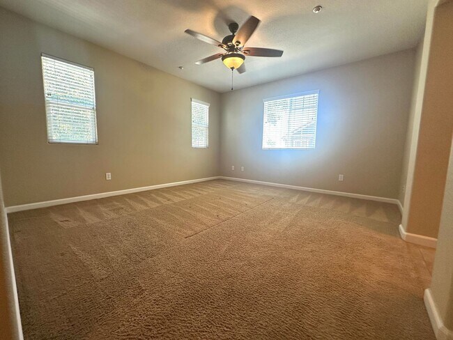 Building Photo - Gorgeous 3 Bed, 2 Bath in Gated Community in Brentwood