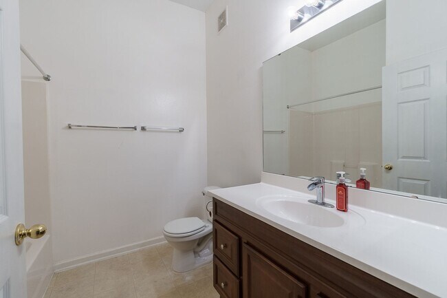 Building Photo - Spacious 2BR/2BA Condo – First Floor, Gate...