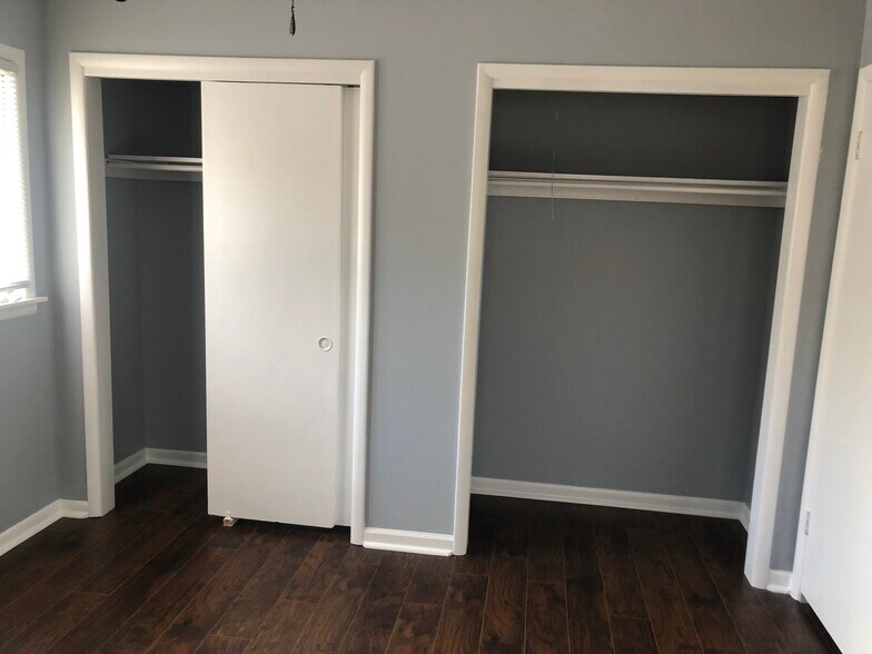 Building Photo - 2358 S Crestway St