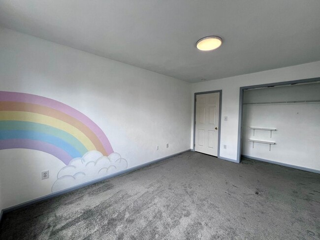Building Photo - Charming Lakefront Townhome