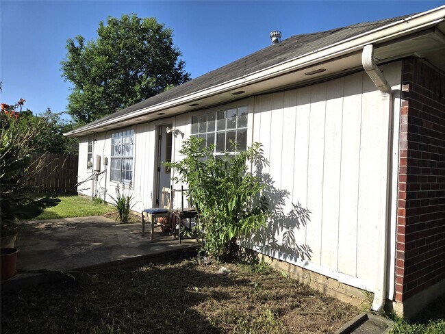 Building Photo - 17006 Dusty Mill Dr E