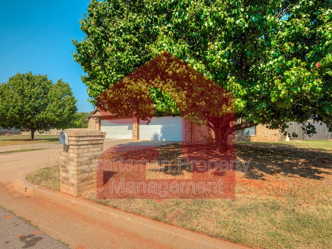 Building Photo - 2707 Silvertree Dr