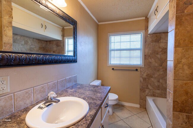 Building Photo - 501 W Texas Ave