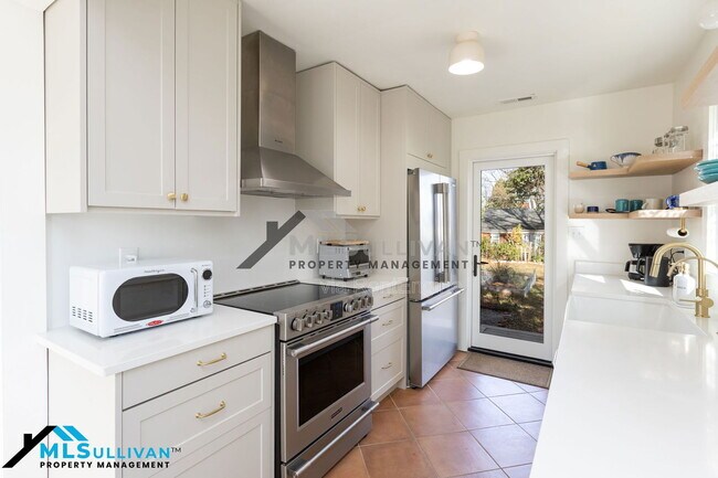 Building Photo - 1803 Hillcrest Dr