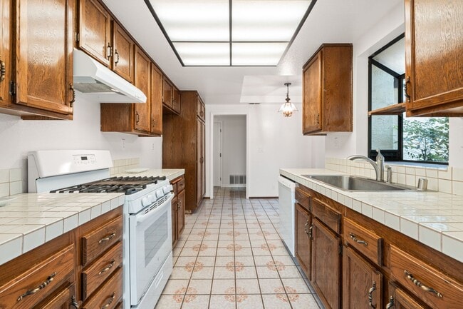 Building Photo - 14408 Outrigger Dr