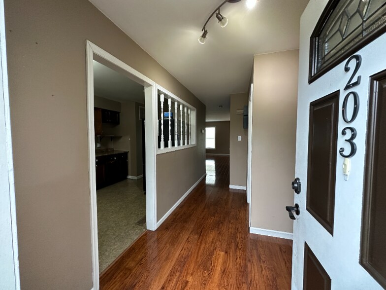 Building Photo - 203 Poplar Dr