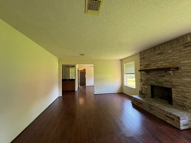 Building Photo - 5614 Country Green St
