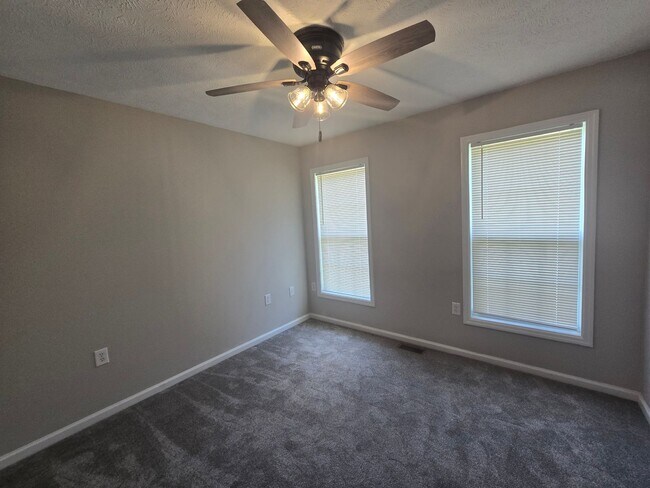 Building Photo - 3910 Sarasota Dr