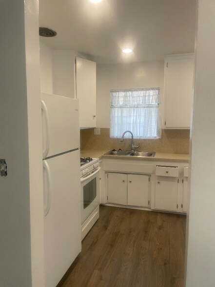 Building Photo - 525 N Marguerita Ave