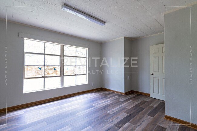 Building Photo - 3230 Greenleaf Ct