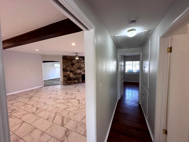 Building Photo - ***MOVE-IN SPECIAL 2 WEEKS FREE RENT***Fan...