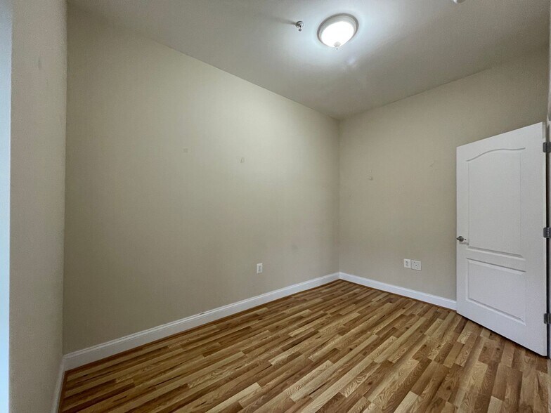 Building Photo - 1319 Park Rd NW