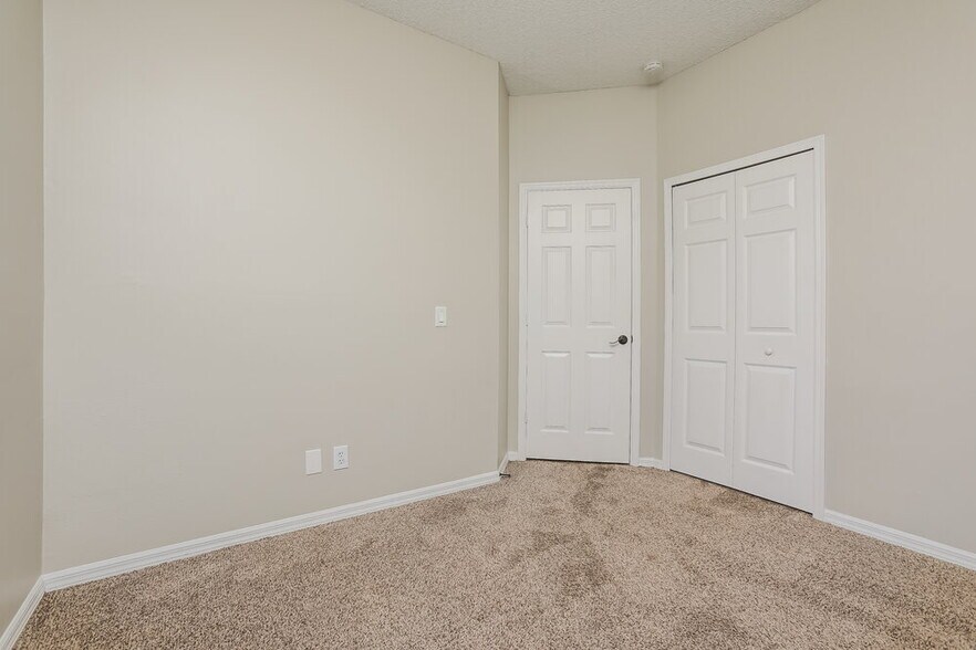 Building Photo - 13761 Meadowpark Ave