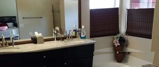 Building Photo - Stunning 3 bedroom, 2.5 bathroom Gold Cour...