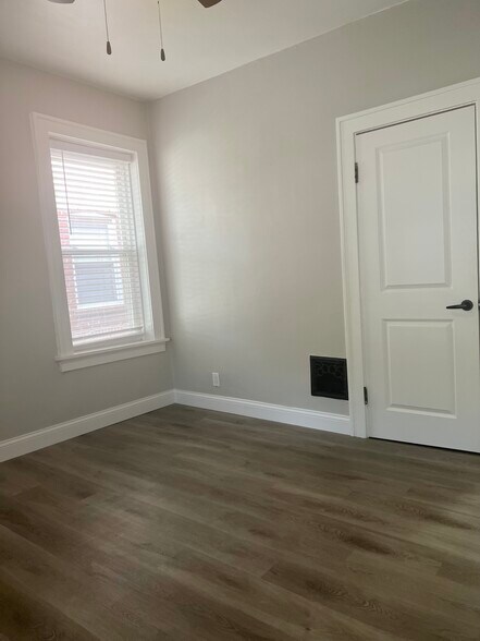 Main bed 1.2 - 4622 Shenandoah Ave