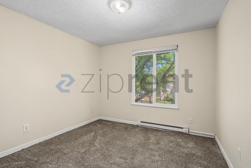 Building Photo - Unit D