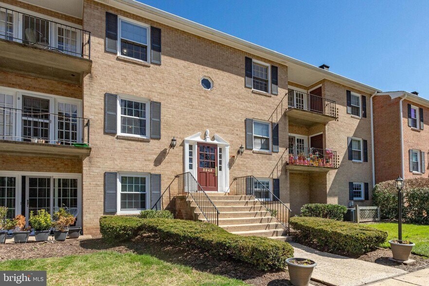 Building Photo - 3945 Lyndhurst Dr