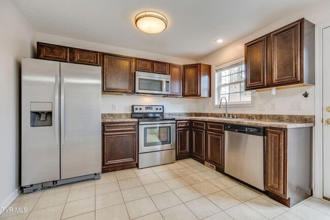 Building Photo - 119 Amanda Ln