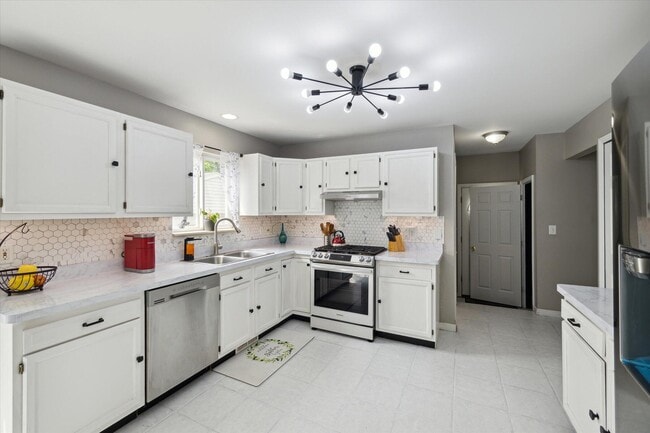 Building Photo - 578 E Mahan Ave