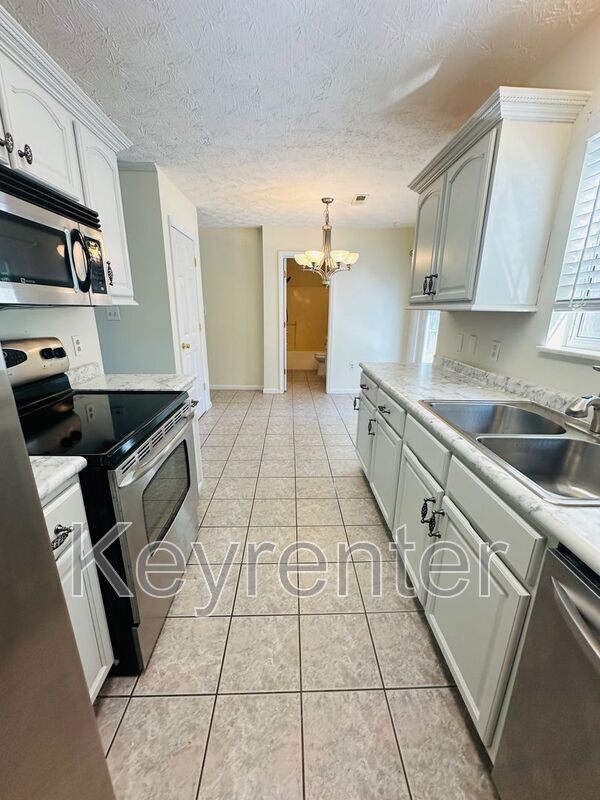 Building Photo - 2207 Crestpark Rd