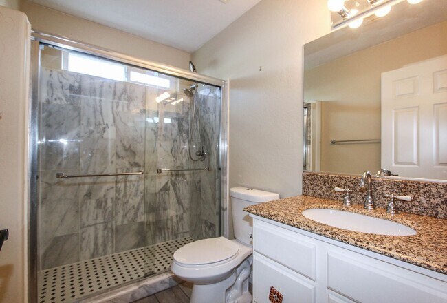 Building Photo - 3 Bedroom Home in Viewpoint East  Applicat...