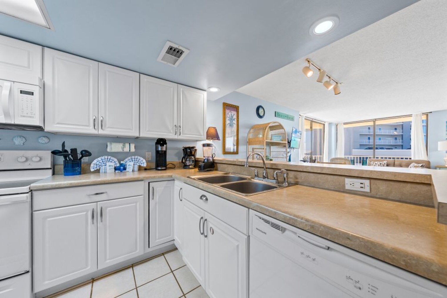 Building Photo - 505 E Beach Blvd