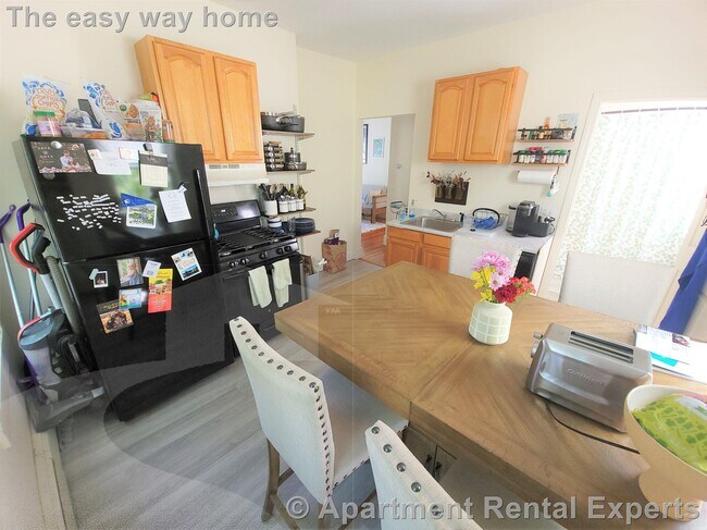 Building Photo - 37 Oak St