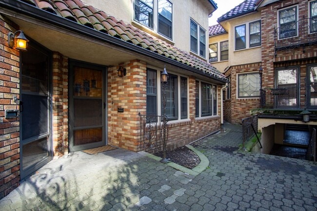 Building Photo - 1930's Townhouse in Idyllic Setting- Vinta...