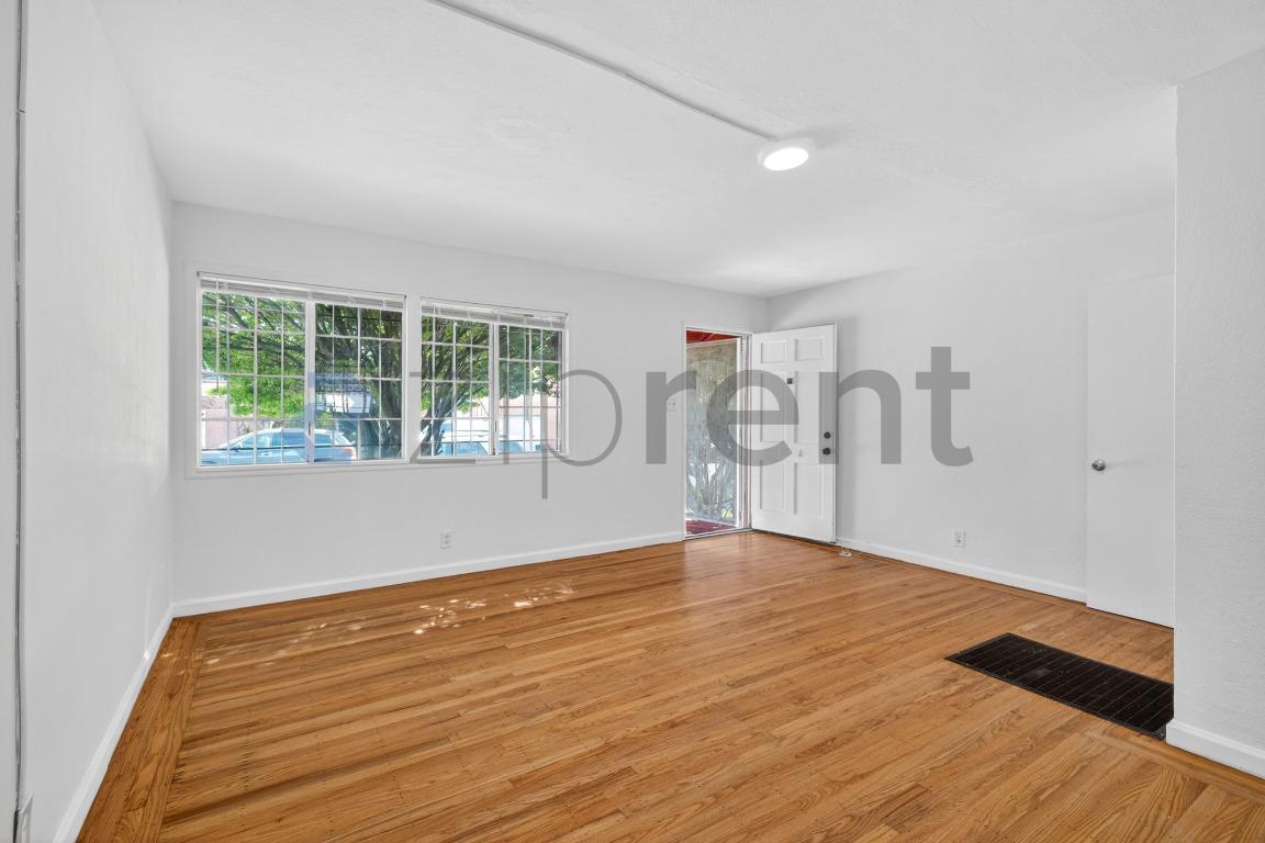 Building Photo - Unit