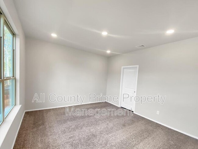 Building Photo - 807 Commanche Rd