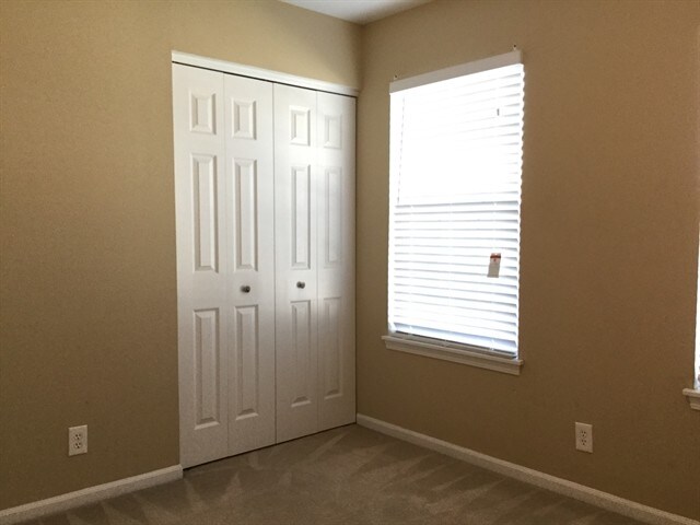 Building Photo - 13817 S Petersburg Dr