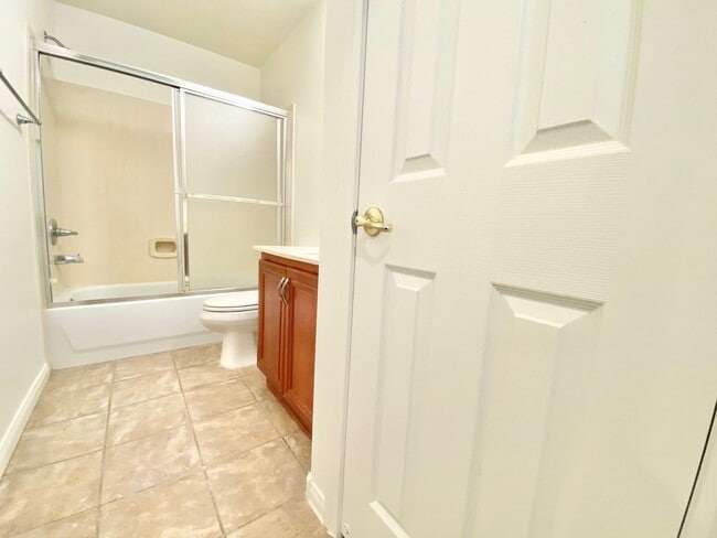 Building Photo - GORGEOUS 3 BEDROOM / 2 FULL BATH SINGLE FAMILY HOME , WITH 2 CAR GARAGE