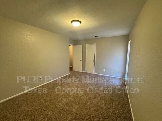 Building Photo - 4622 Newbury Ln