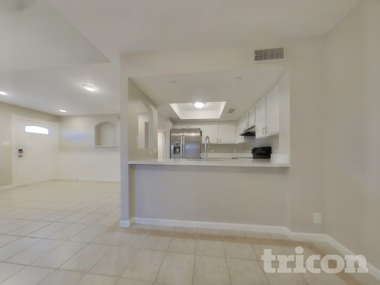 Building Photo - 2455 E Broadway Rd