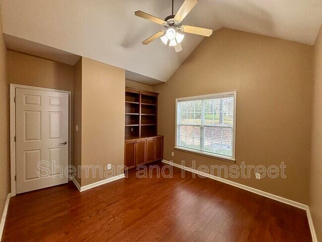 Building Photo - 2002 Amberley Dr