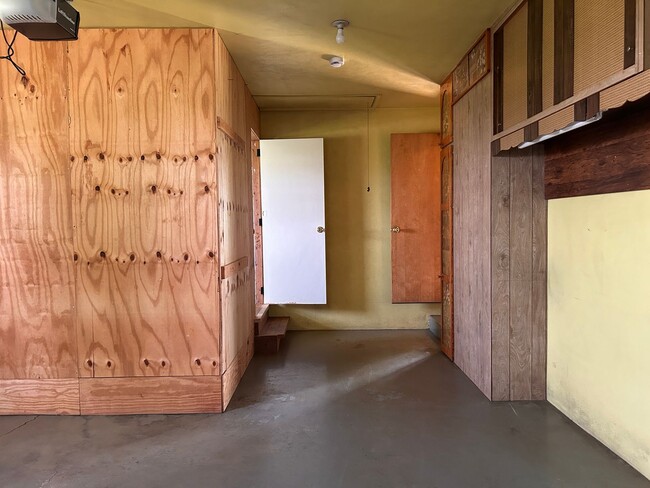 Building Photo - 660 E Oregon Rd