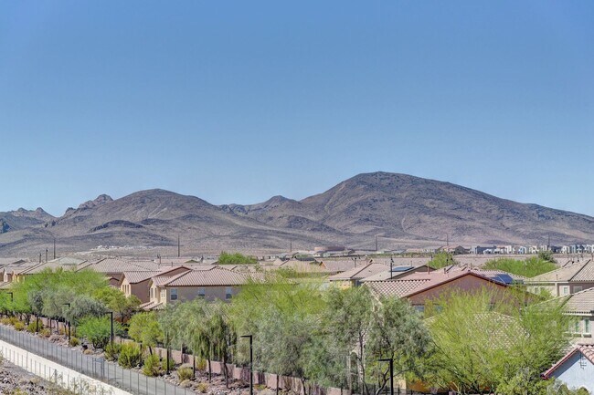 Building Photo - 180 Degree elevated views from a quiet str...