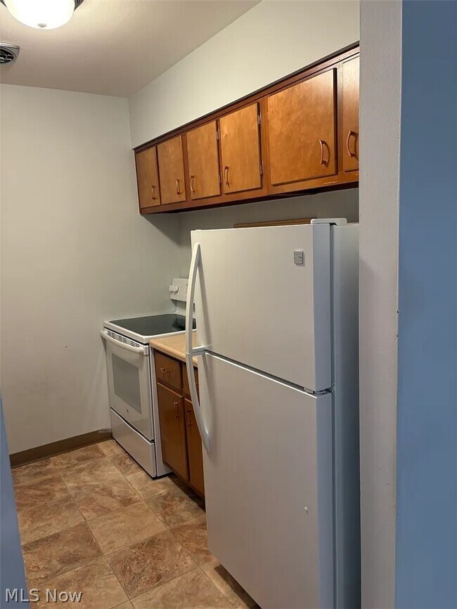 Building Photo - 7010 Carriage Hill Dr