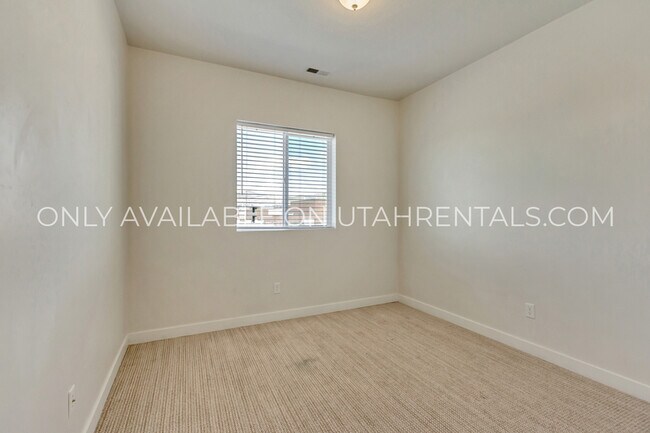 Building Photo - 2353 N Holbrook Way