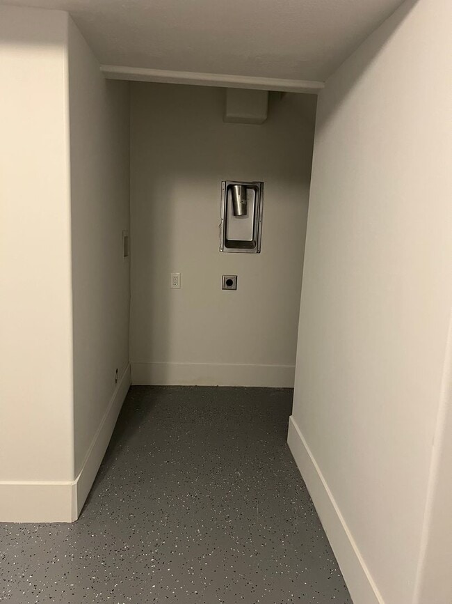 Building Photo - Pet Friendly Townhome