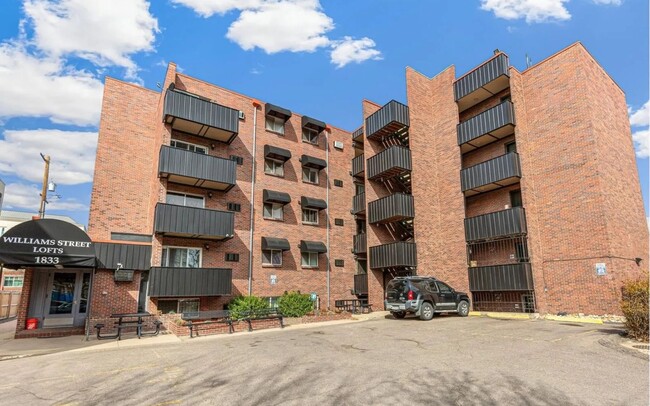 Building Photo - Cool 1 bedroom Condo in Uptown Medical Dis...