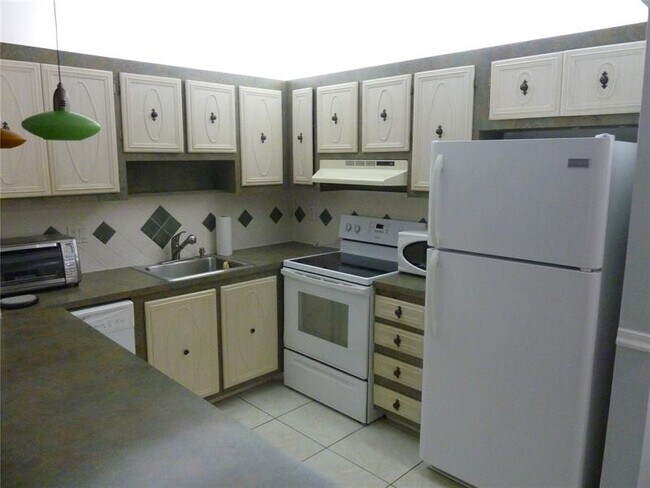 Building Photo - 259 S Cypress Rd