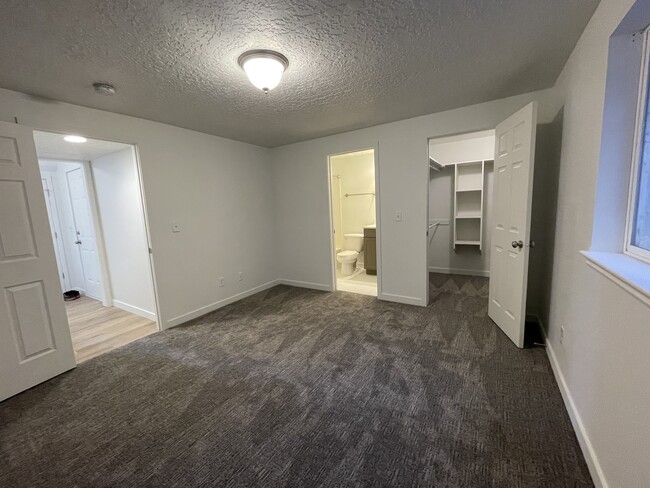 Bedroom 3 with private bathroom and walk-in closet - 9485 S Fairway View Dr