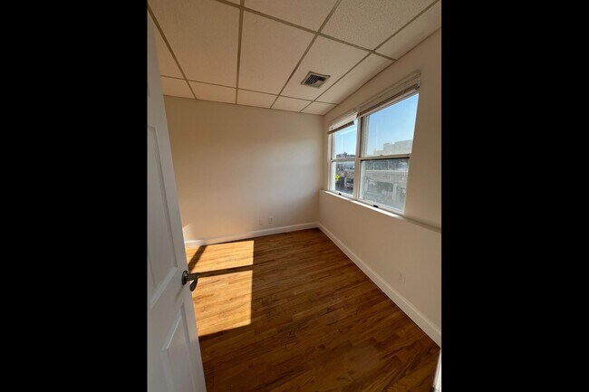Building Photo - 308 Maple Ave