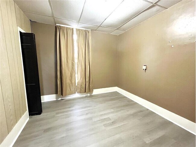 Building Photo - 214 W Warren St