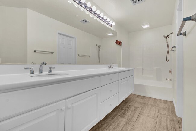 Building Photo - 204 Terra Bella